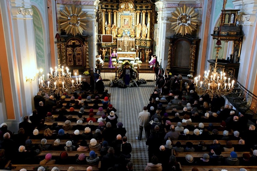 Uroczystości pogrzebowe w kościele dominikanów w Tarnobrzegu