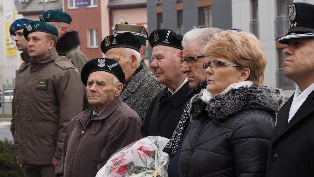 W piątek przed pomnikiem rotmistrza Witolda Pileckiego w Koszalinie odbyła się uroczystość  związana z Narodowym Dniem Pamięci Żołnierzy Wyklętych. Wzięli w niej udział przedstawiciele  władz miasta, Garnizonu oraz Rady Kombatantów i Osób Represjonowanych. W niedzielę 3 marca na Rynku Staromiejskim wystartuje w południe - podobnie jak w całym kraju - Bieg Pamięci Żołnierzy Wyklętych „Tropem Wilczym”, na dystansach  1963m oraz 10 000m. To impreza rodzinna, która ma łączyć pokolenia. Zobacz także Muzeum Żołnierzy Wyklętych w Ostrołęce: przekazanie kluczy