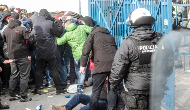 Pseudofani Widzewa spalili toi-toia na stadionie w Rzeszowie