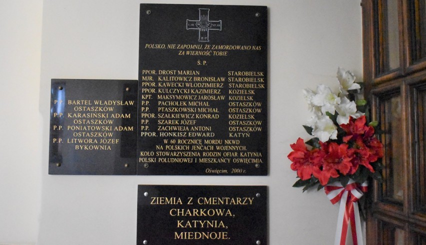 Tablica pamiątkowa poświęcona ofiarom zbrodni katyńskiej w...