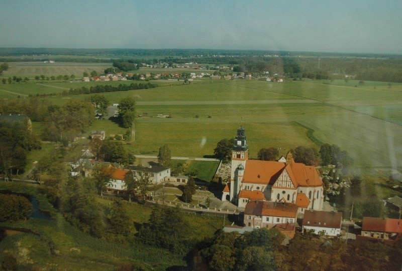 Kościól w Zebowicach z lotu ptaka