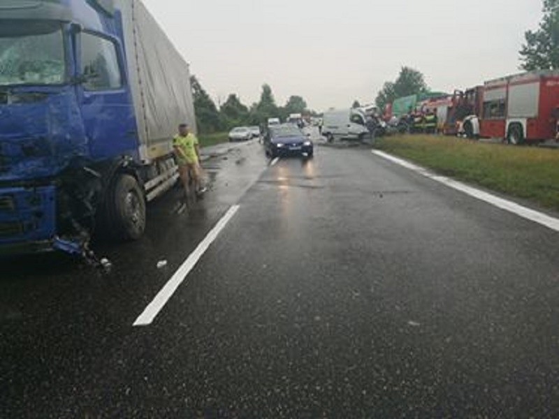 Częstochowa: Czołowe zderzenie ciężarówki na DK 1. Jedna osoba ciężko ranna [ZDJĘCIA]