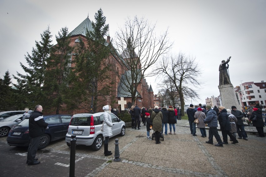 Tragiczny pożar w escape roomie w Koszalinie [4.01.2019] Setki osób w katedrze w Koszalinie. Podczas modlitwy wierni wzięli się za ręce 