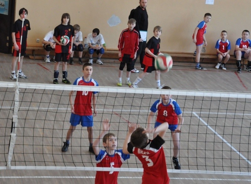 W Chobrzanach odbył się ciekawy turniej siatkówki. Gospodarze wystawili trzy drużyny 