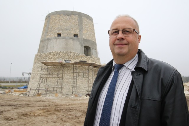 - Ten holenderski wiatrak to ozdoba Krasocina. Po renowacji będzie zachwycał - mówi z dumą wójt Ireneusz Gliściński.