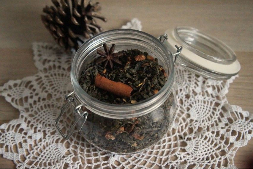 Domowa herbata świąteczna to połączenie liści z korzennymi...
