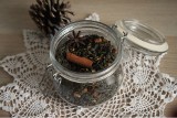 Aromatyczna herbata świąteczna w słoiku. Poznaj prosty przepis na korzenny napój. Idealna na mikołajkowy prezent