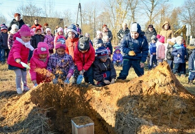 W murowanie kamienia węgielnego pod nowe przedszkole aktywnie włączyli się najmłodsi. Będą tu mieli komfortowe warunki. Powstaną w nim m.in. sale multimedialne.