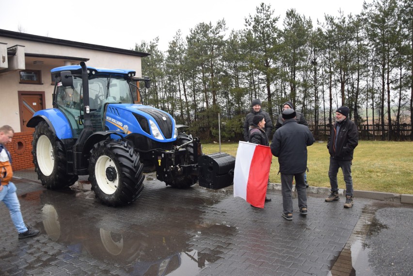 Rolnicy z powiatu kłobuckiego wyjechali ciągnikami na drogę...