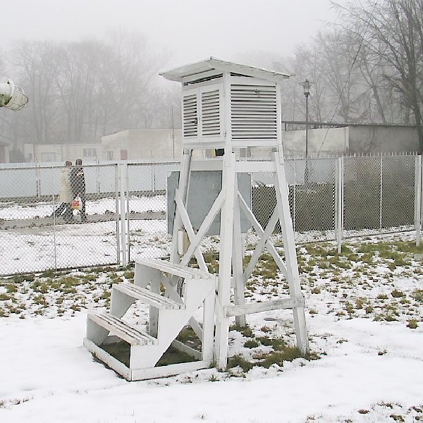 Automatyczna stacja meteo stanie obok obecnej, tradycyjnej