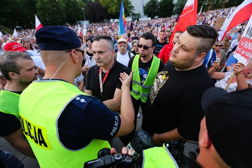 Protest na Placu Solidarności przeciwko reformie sądów. Przyszedł tłum [zdjęcia, wideo] 