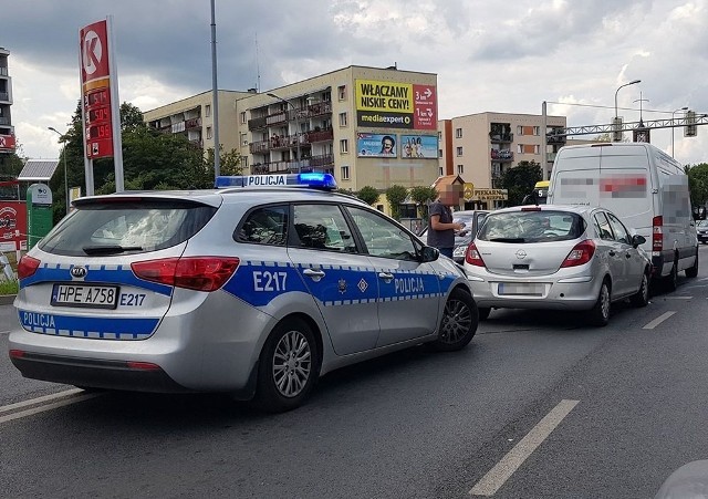 Do zderzenia samochodów doszło w piątek, 2 sierpnia, na ul. Wyszyńskiego w Zielonej Górze koło stacji benzynowej.Do zdarzenia doszło przed godz. 15.00. Kierujący oplem uderzył w tył busa. Na miejsce została wezwana zielonogórska drogówka. Na szczęście nikomu nic się nie stało. Zdarzenie zostało przez policjantów zakwalifikowane jako kolizja. Nikomu nic się nie stało. – Kierujący oplem został ukarany mandatem oraz punktami karnymi za spowodowanie kolizji – mówi  podinsp. Małgorzata Stanisławska, rzeczniczka zielonogórskiej policji.Rozbite samochody blokują jeden pas ruchu, w kierunku ronda Jana Pawła II.  Mercedes sprinter odjedzie z miejsca zdarzenia, a opel zostanie zabrany lawetą pomocy drogowej.Czytaj również: Tysiące osób w Kostrzynie nad Odrą przebadanych alkomatemWIDEO: Magazyn Informacyjny GL