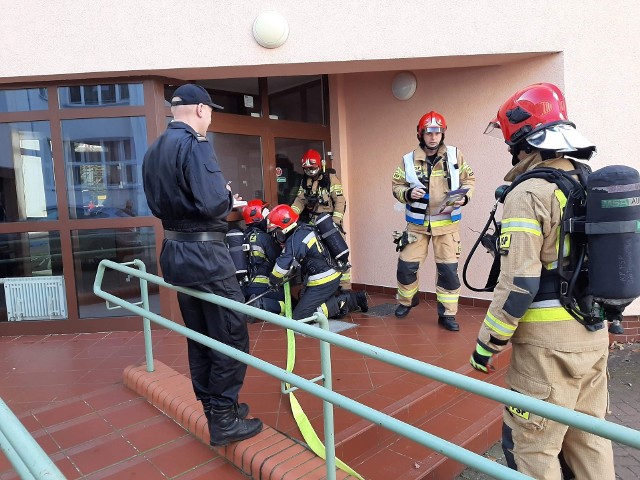 We wtorek w Szkole Podstawowej nr 1 w Białogardzie pojawili się strażacy. Wspólnie z pracownikami szkoły przeprowadzili ewakuację budynku. Uczniowie zostali sprawnie wyprowadzeni na zewnątrz. Były to rutynowe ćwiczenia.Zobacz także: Dofinansowanie dla Państwowej Straży Pożarnej w Koszalinie i OSP w regionie koszalińskim