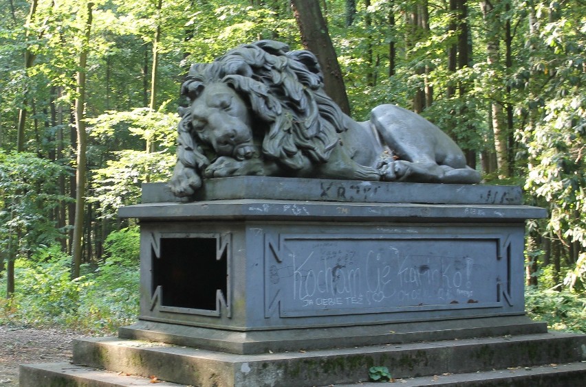 Lew z parku w Pokoju jest przykładem na połączenie historii...