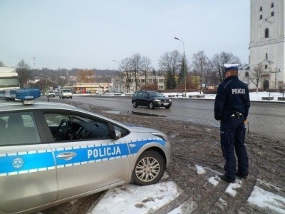 Policyjny patrol przeprowadza kontrole drogowe.