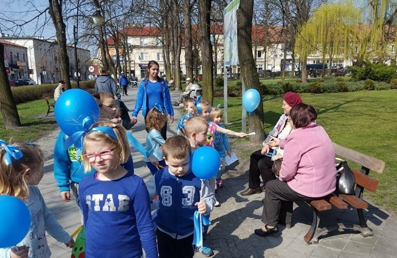 Dzień Świadomości Autyzmu w Pińczowie. "Świetliki" rozdały niebieskie balony