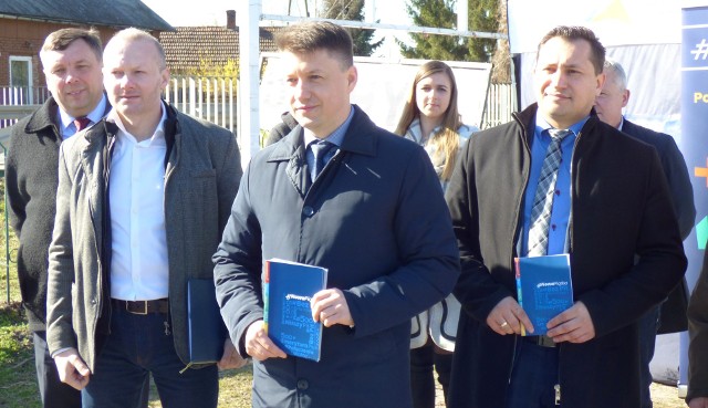 Wicewojewoda Bartłomiej Dorywalski (stoi w środku) gościł w poniedziałek w Kazimierzy Wielkiej, prezentując rządowy program "Nowa Piątka".