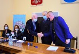 Nad Jeziorem Tarnobrzeskim powstaną nowe parkingi i monitoring. Prezydent Tarnobrzega podpisał umowę z firmą PBI [ZDJĘCIA]