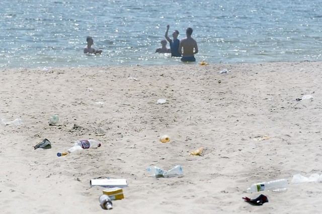 W piasku na Malinie można znaleźć każdy rodzaj śmieci. W tym tygodniu mają one zniknąć z plaż.