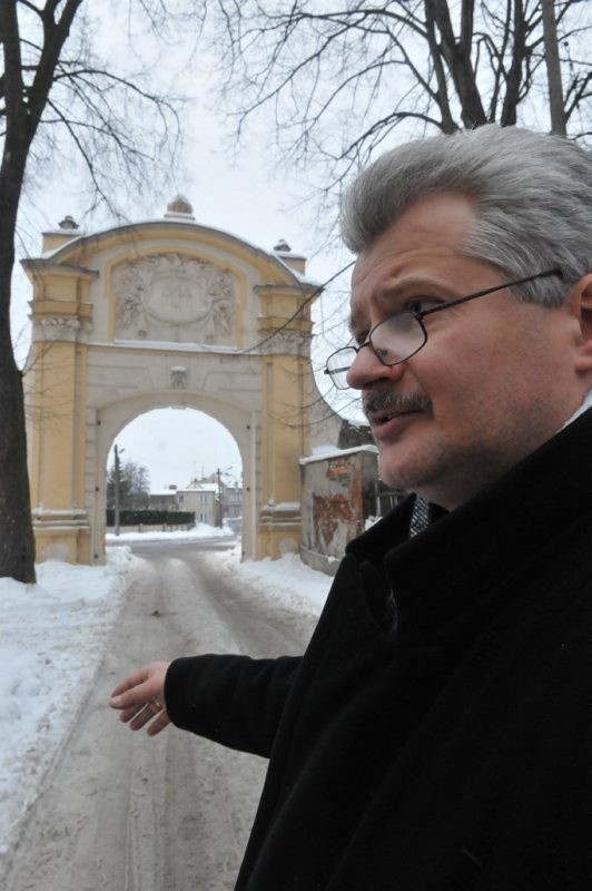 Marek Maćkowiak ucieszył się ze swego odkrycia dotyczącego wieku Bramy Krośnieńskiej. Jednak Stanisław Kowalski ma w tej materii inne zdanie.