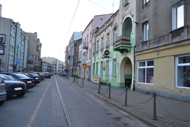 Ulica Małachowskiego w Sosnowcu to popularne miejsce spotkań. Ma doczekać się remontu. Zobacz kolejne zdjęcia. Przesuń zdjęcia w prawo - wciśnij strzałkę lub przycisk NASTĘPNE