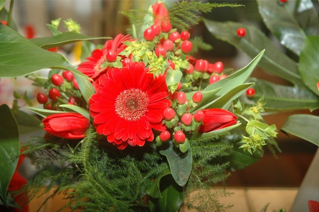Z walentynkowych kwiatów ucieszy się każda kobieta. Sprawdzą się zarówno czerwone róże, jak i bardziej wymyślne bukiety.