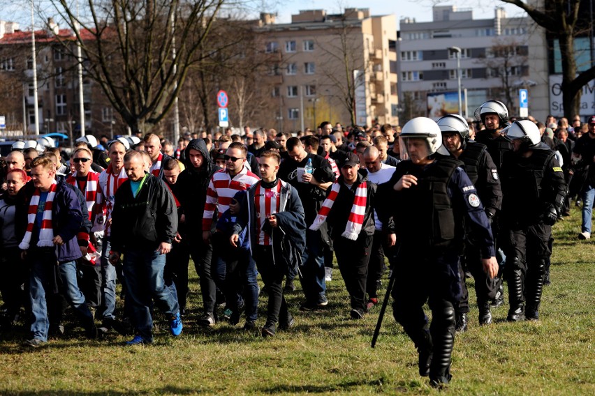 Kibice Cracovii w drodze na derby. Przemarsz na stadion Wisły