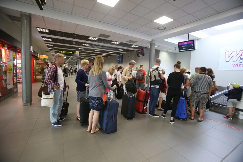 karta EKUZ na lotnisku w Pyrzowiach: stoisko NFZ jest w...