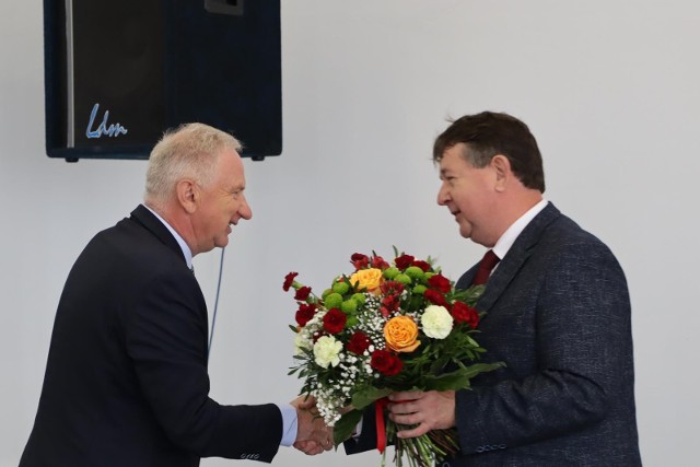 Starosta Marian Niemirski (z lewej) otrzymał gratulacje między innymi od przewodniczącego Krzysztofa Wochniaka i kwiaty za otrzymanie absolutorium.