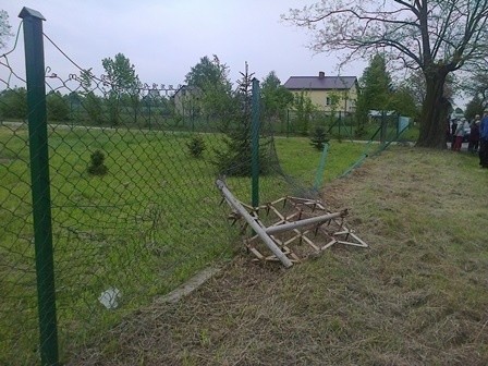 Pijany traktorzysta staranował ogrodzenie.