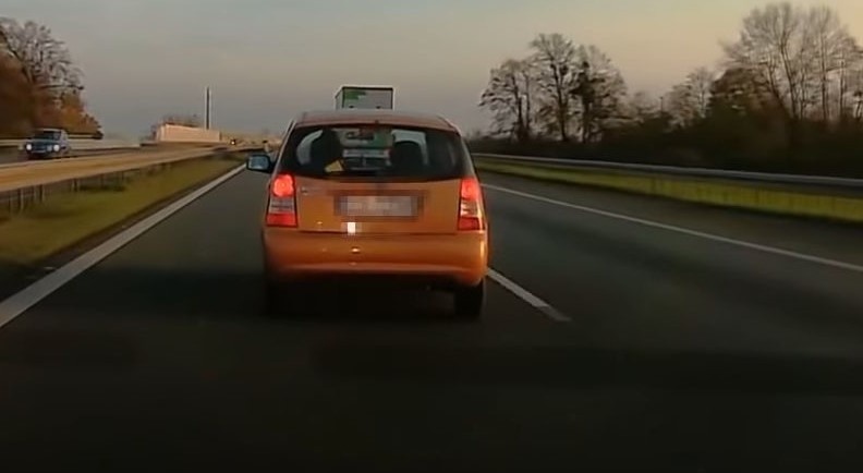 Sytuacja nagrana przez kamerę samochodową na autostradzie A4...