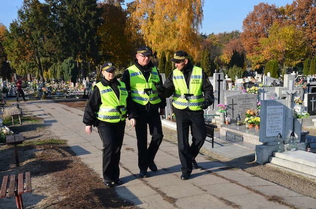 Strażnicy miejscy podczas patrolu na cmentarzu parafialnym: Magdalena Rujner, Łukasz Klawikowski oraz Wojciech Sało