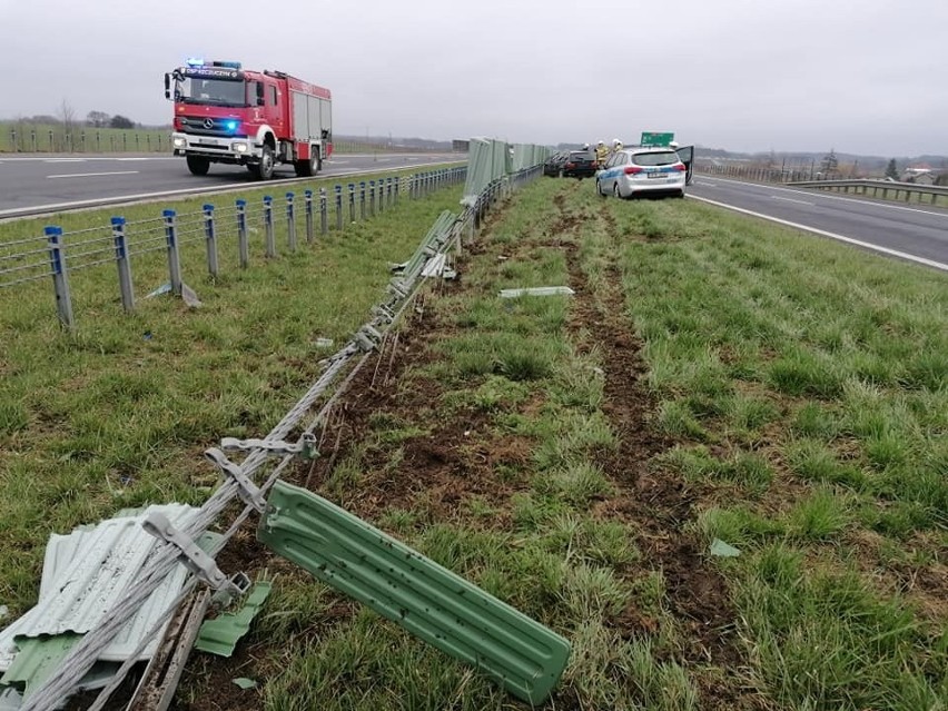 Szczuczyn. Wypadek na drodze ekspresowej. BMW wbiło się w barierki