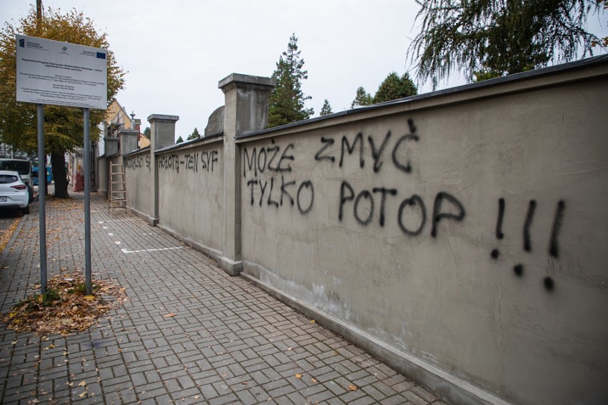 Zdewastowali mur cmentarza w Bielsku-Białej. Policja bada...