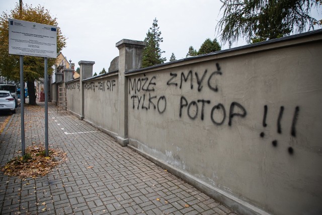 Zdewastowali mur cmentarza w Bielsku-Białej. Policja bada sprawę.Zobacz kolejne zdjęcia. Przesuwaj zdjęcia w prawo - naciśnij strzałkę lub przycisk NASTĘPNE