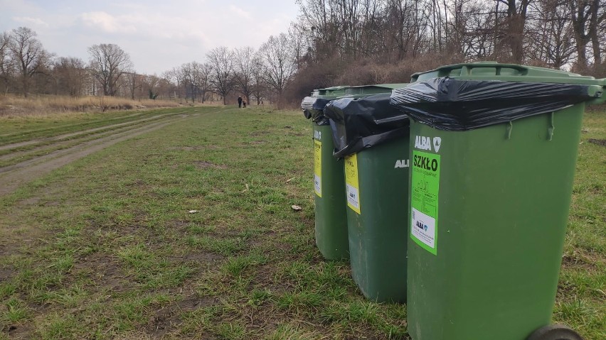 Wrocławskie wały bez śmieci. Ponad 100 nowych pojemników na odpady