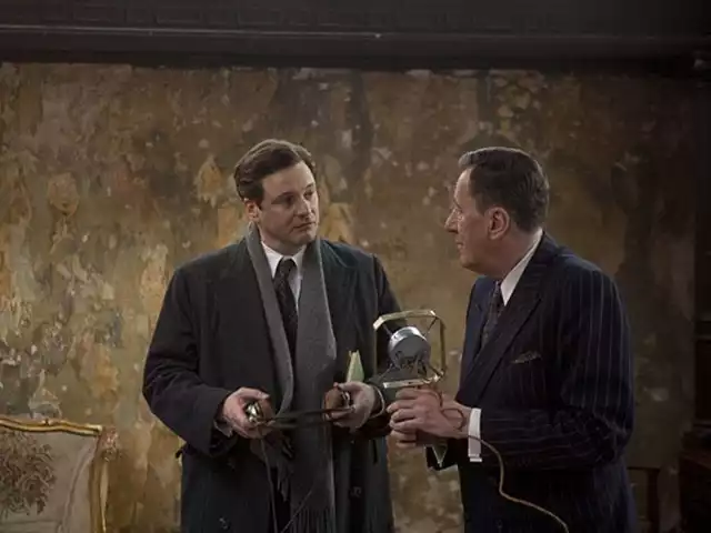 Kadr z filmu - z lewej Colin Firth, z prawej - Geoffrey Rush