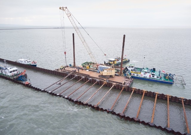 Transporty kamienia hydrotechnicznego popłyną drogą wodną z portu w Elblągu na plac budowy przekopu Mierzei Wiślanej. Przez Zalew Wiślany dostarczonych ma być 140 tys. ton tego ładunku. Pozwoli to uratować lokalne drogi, które już teraz odczuwają skutki inwestycji. 