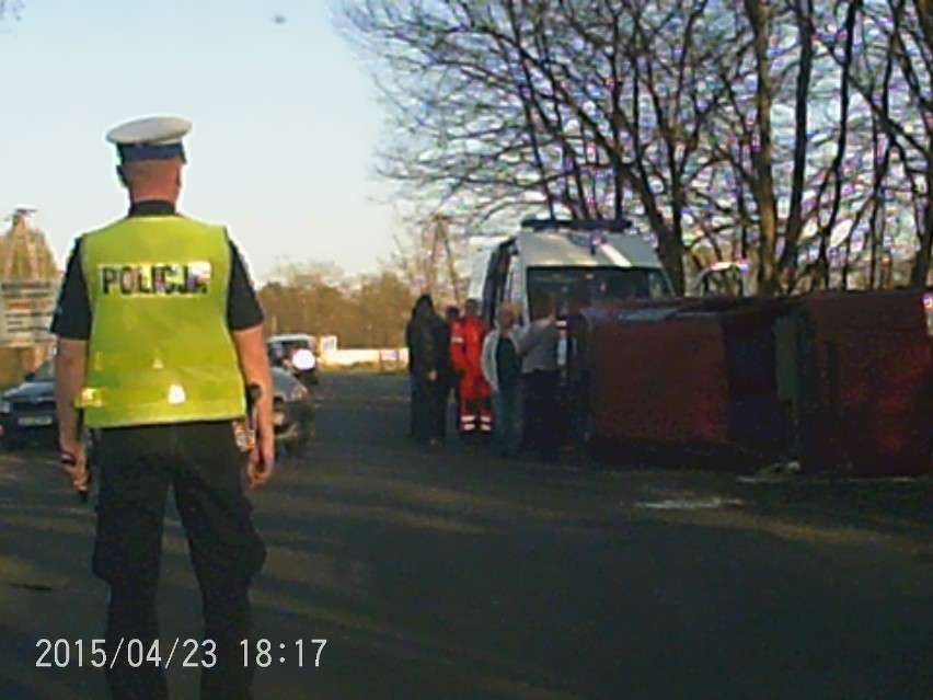 Groźny wypadek! Przewrócona na bok skoda na Rąbieńskiej! Zderzyły się panie... [FILM, zdjęcia]