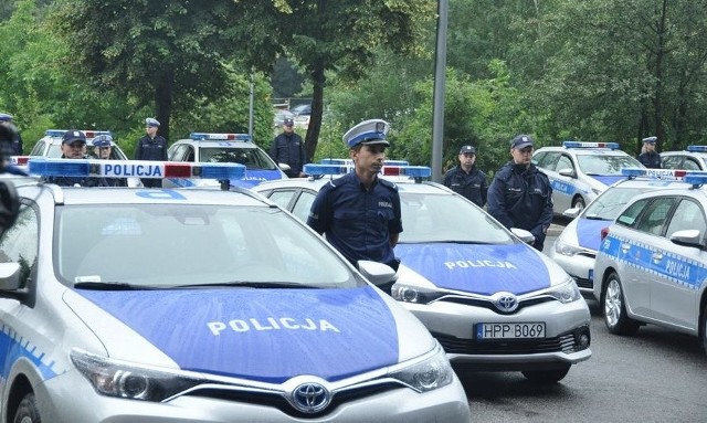 Śląska Policja ma 43 nowe hybrydy. Uroczystość przekazania radiowozów odbyła się dziś w Komendzie Wojewódzkiej Policji w Katowicach.