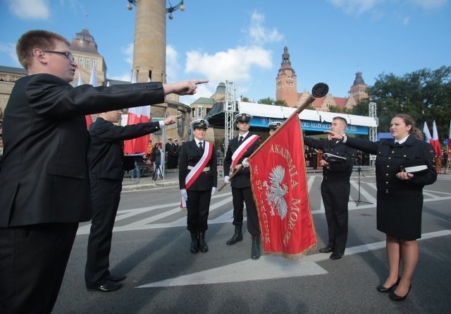 Studenci Akademii Morskiej zainaugurowali rok akadPrawie tysiąc młodych osób rozpocznie w tym roku naukę w Akademii Morskiej. W sobotę u podnóża Wałów Chrobrego studenci złożyli przysięgę.