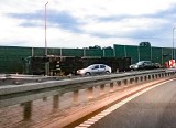 Wypadek TIRa na autostradzie w Żorach. Wywrócił się przy zjeździe ZDJĘCIA Policja czeka na sprzęt