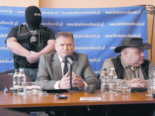 Detektyw Krzysztof Rutkowski pojawił się w Ownikach za sprawą sołtysa Franciszka Jamniuka (z prawej). Tu na konferencji w Gorzowie.