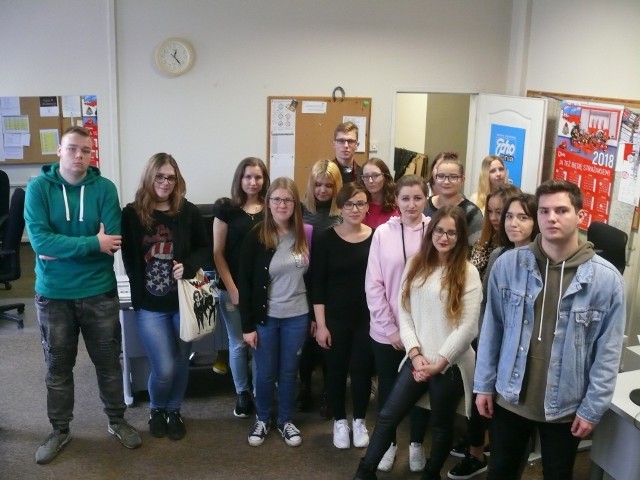Adepci dziennikarstwa odwiedzili wczoraj oddział „Echa Dnia” w Radomiu, gdzie poznali pracę redaktorów, fotoreporterów.