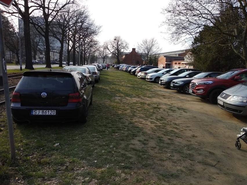 Na Wielkiej Wyspie znów parkują gdzie popadnie. Blisko 100 interwencji straży miejskiej