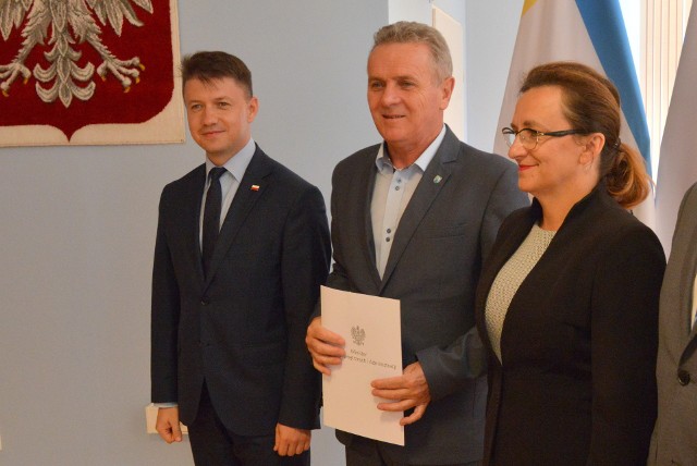 Burmistrz Pińczowa Włodzimierz Badurak z promesą otrzymaną od wojewody Agaty Wojtyszek i wicewojewody Bartłomieja Dorywalskiego.