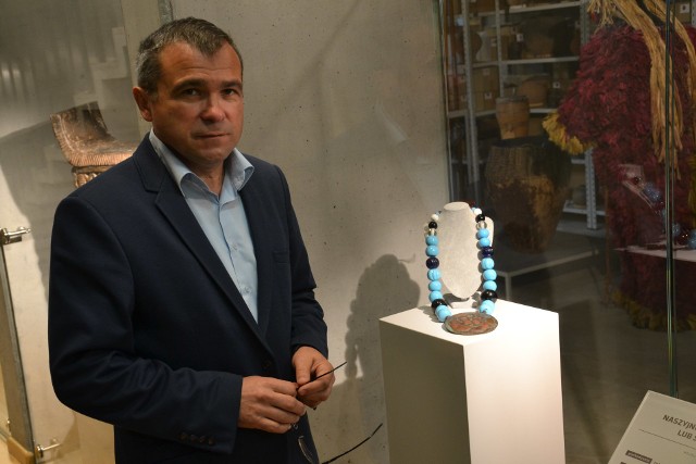 Dyrektor muzeum Lucjan Buchalik przy ajnuskim naszyjniku, który można oglądać na wystawie w Żorach