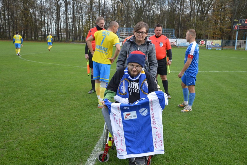 Krzysztof Marynowski otrzymał na pamiątkę koszulkę...