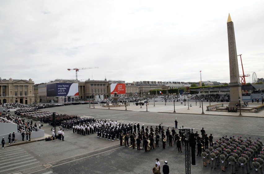 Francja: Dzień Bastylii. Skromna parada wojskowa w Paryżu i...