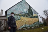 Wieś Brzózki w gminie Szubin z dziełami van Gogha na ścianach budynków. Są też piękne rzeźby i anielskie kapliczki [zdjęcia]